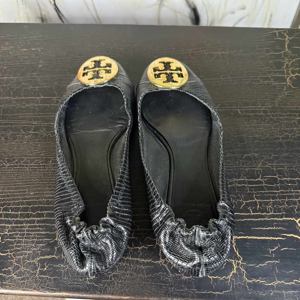 Tory Burch Textured Black Flats with Gold Emblem - Picture 11 of 12